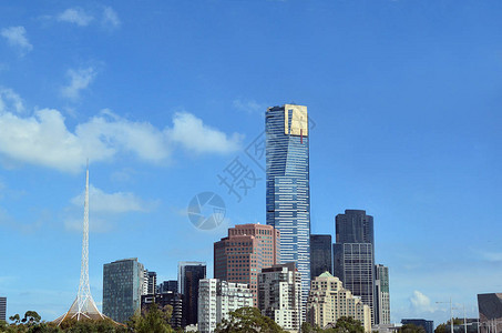 墨尔本南部银行的天际日光下在蓝色天空下在澳大利图片