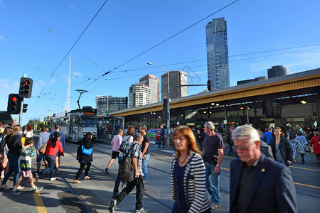 行人穿过弗林德斯街前往弗林德斯街火车站图片