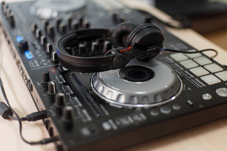 音频DJ耳机和混音设备图片