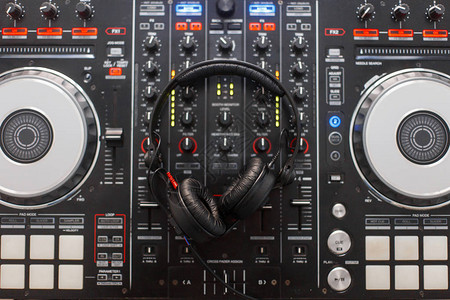 黑色现代音频控制器和专业耳机DJ仪器图片