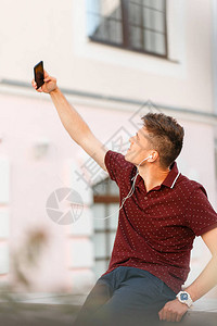 年轻商人正在街上拍摄智能手机照片图片