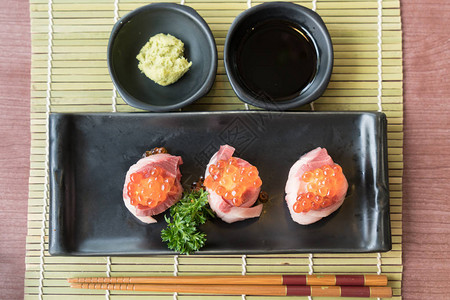 哈马奇寿司上的鲑鱼罗图片