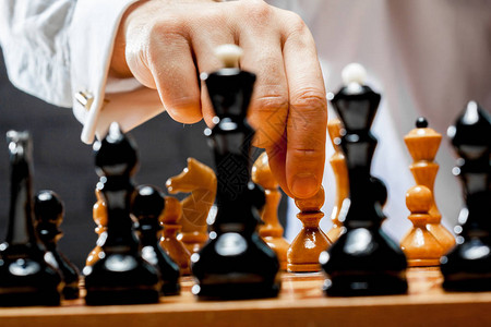 下棋的商人之手图片