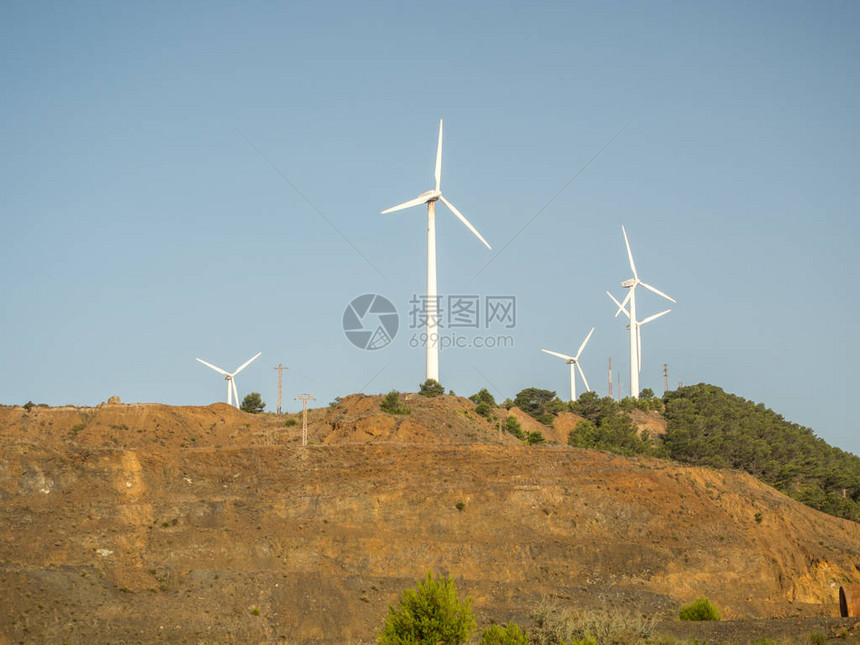 卡塔赫纳地区的风力涡轮机这些涡轮机被图片