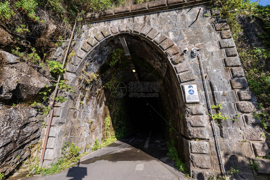 旧铁路隧道内的自行车和人行道这条路连接了意大利古里亚的莱万托博纳索拉和弗拉图片