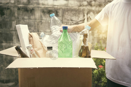 回收利用和减少生态环境的垃圾箱图片
