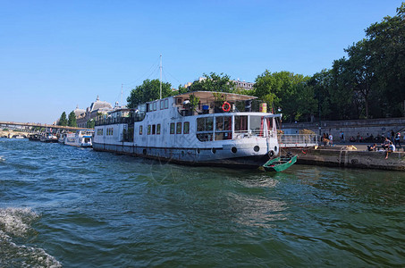 有大批游客和漂浮餐厅停在老驳船图片