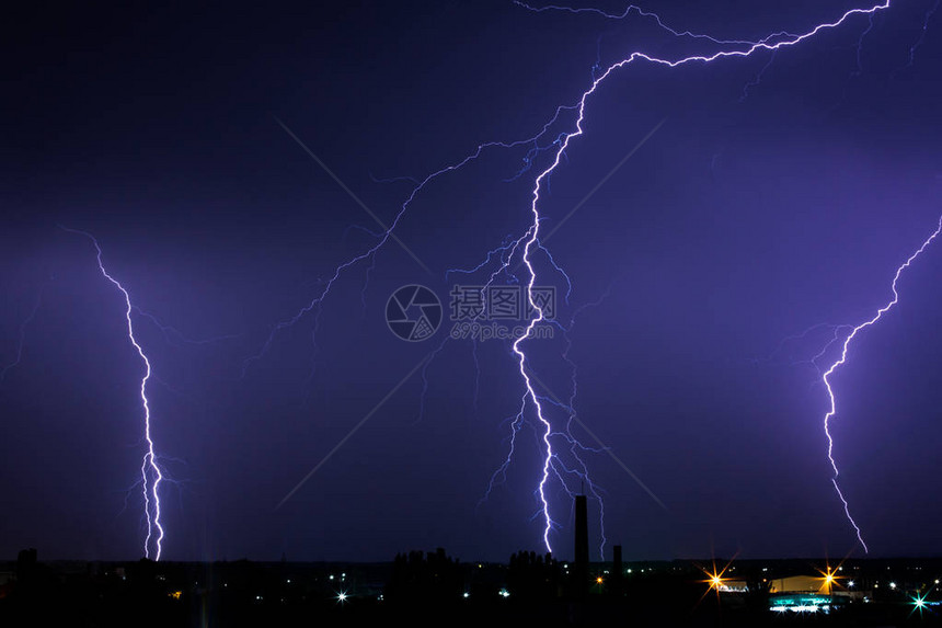 紫色光芒笼罩城市的闪电风暴图片