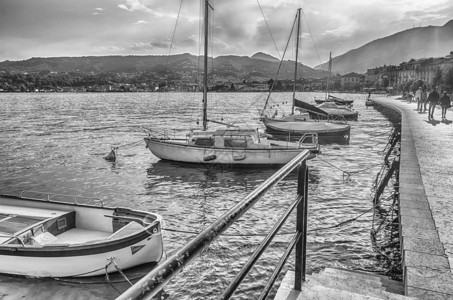 意大利加尔达湖Salo镇海滨的风景图片