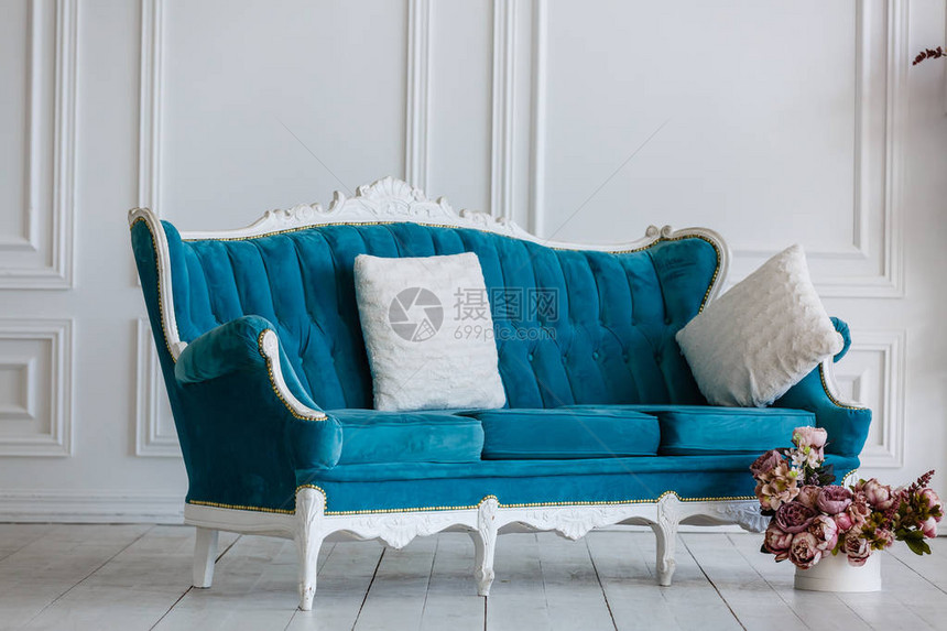 古典蓝色沙发在豪华的白色房图片