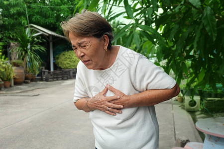 患有心脏病胸部疼痛和心脏病发作的老年图片