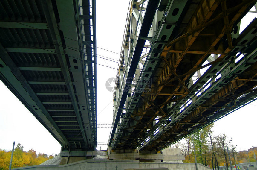 反对多云天空的铁路桥莫斯科图片