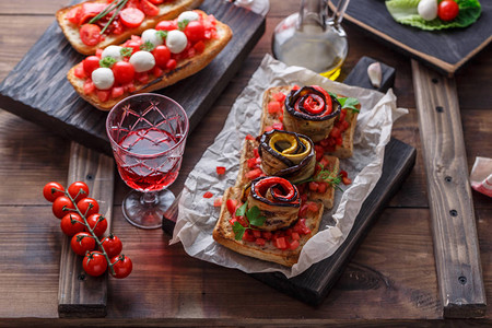 Bruschetta配有番茄巴西尔和木板上的乳酪传统的意大利开胃餐或图片