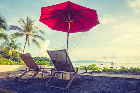 美丽的热带海洋和海滩配有雨伞和座椅用图片