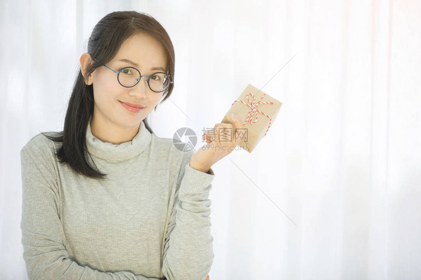 情人节礼物盒的亚洲女孩图片