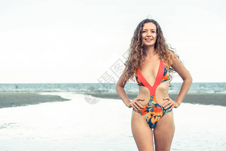 穿泳衣的美女时装模特夏天在沙滩度假热带海滩旅行肖图片