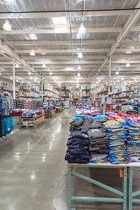 CostcoWholesale大箱子商店的服装部品种服装它是美国最大的会员制仓库俱乐部背景图片