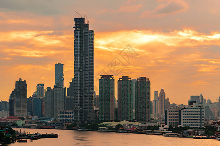 泰国曼谷早晨河边现代建筑的城市景观图片