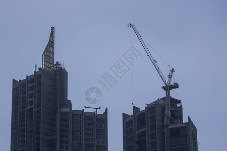 施工中高层建筑上的建筑起重机图片