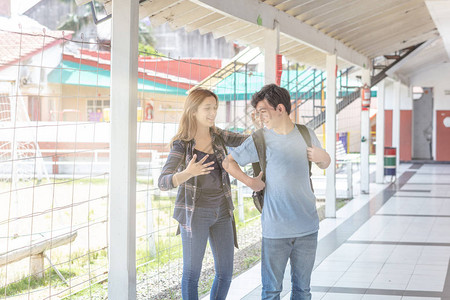 一些青少年在学校走廊快乐阳光从天而降图片