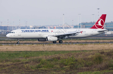 意大利罗马2013年7月11日土耳其航空公司空中客车A321准备在罗马菲乌米背景