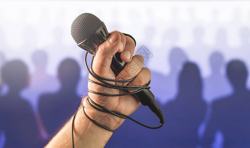 公众演讲中的怯场或糟糕的卡拉OK演唱在面前生活演讲问题或选秀表演失败麦克风线电缆和电背景