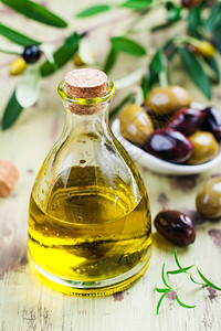 夏季底的橄榄油和绿图片