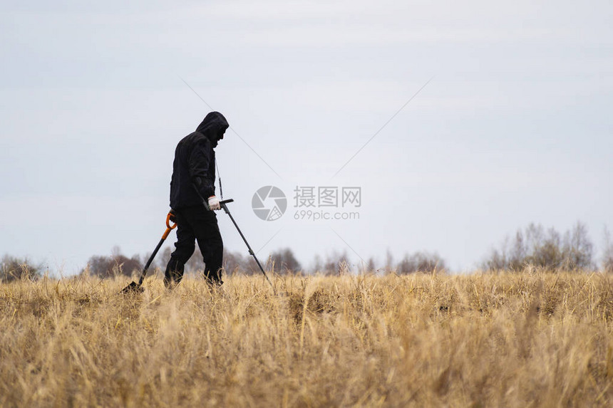 灰色天空和黄色草地图片