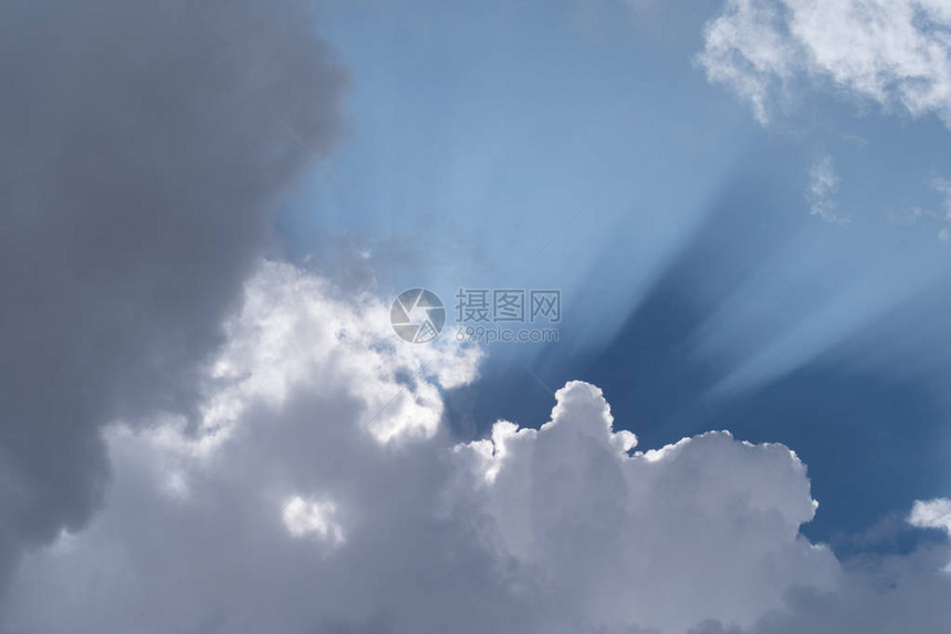 从云层后放射出的阳光图片
