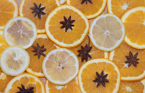 在白色背景上隔离的板上切橙子和柠檬板上的水果白色背景上的水果切水图片