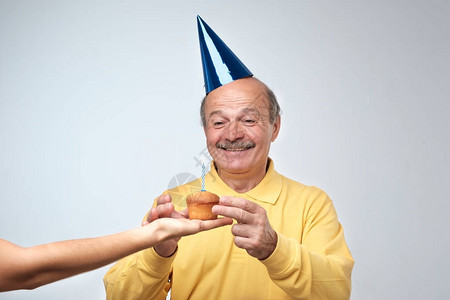 在滑稽的曹开朗好看的生日家伙的画像他的朋友给他生日蛋糕他笑容灿烂图片
