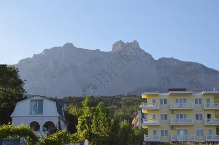 美丽的现代房子在山地日落图片