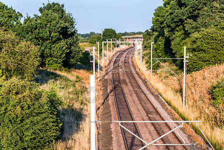 位于英国铁路上方的高速路高处的图片