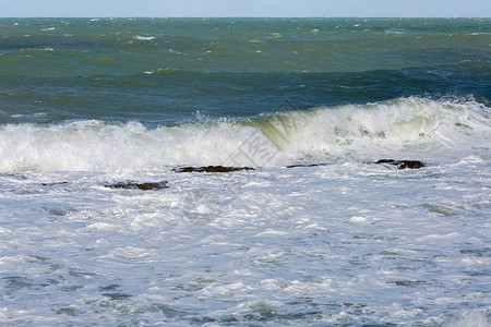 在岩石海岸冲破的海浪自然风光图片