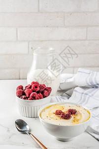 健康早餐塞莫利纳粥加牛奶和草莓图片