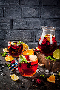 夏季寒冷鸡尾酒水果和白莓红葡萄酒加苹果柠檬橙子和草莓图片