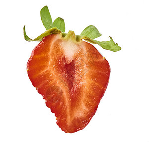 新鲜的美味成熟的草莓切片在白色图片