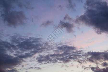 日落时美丽的紫色多云天空图片