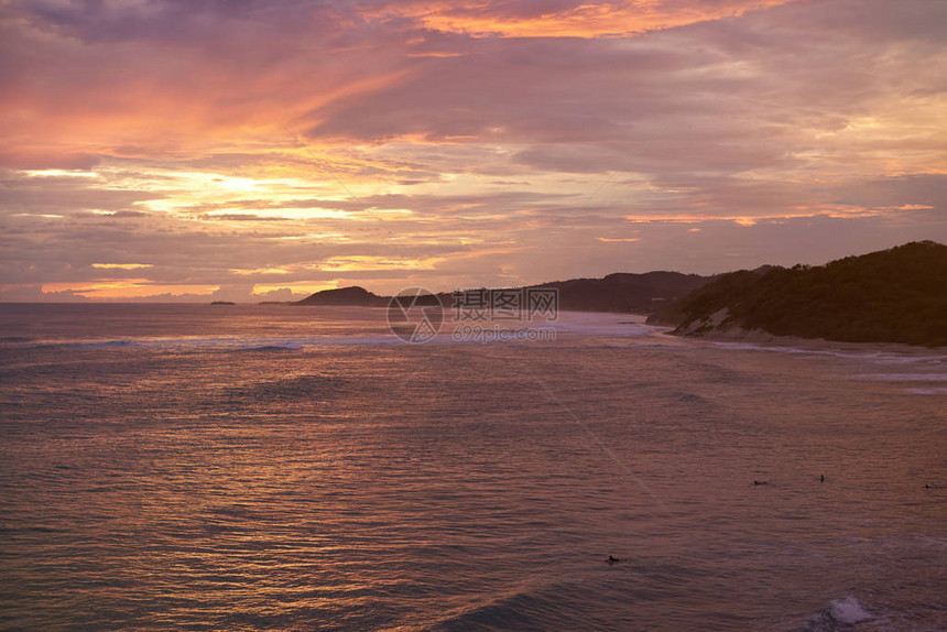 日落颜色的海洋岸线旅游图片