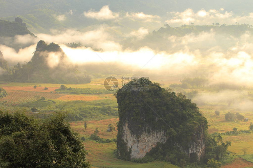 露头山上巨大的美丽岩石从地面突出图片