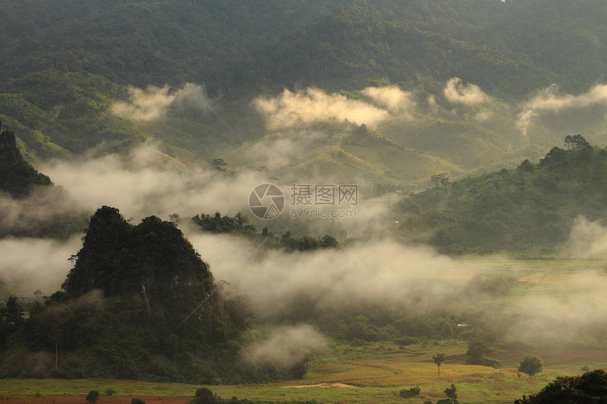 露头山上巨大的美丽岩石从地面突出图片