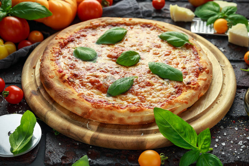 烤焦的马格赫里塔披萨加番茄酱干酪和奶油图片