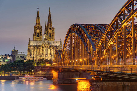 科隆教堂与霍亨佐勒恩桥在黄昏莱茵图片