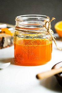 梅森罐里自制的橙子酱由图片