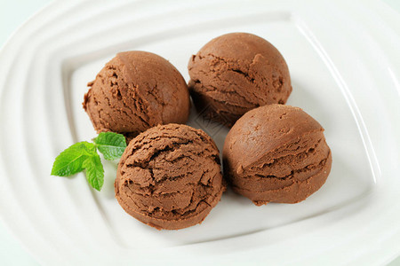 盘子上的巧克力杏仁冰淇淋勺图片
