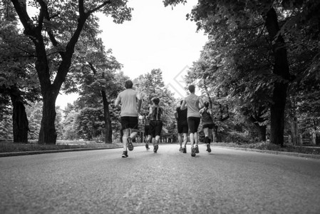 在城市公园慢跑的一群健康人群赛跑图片