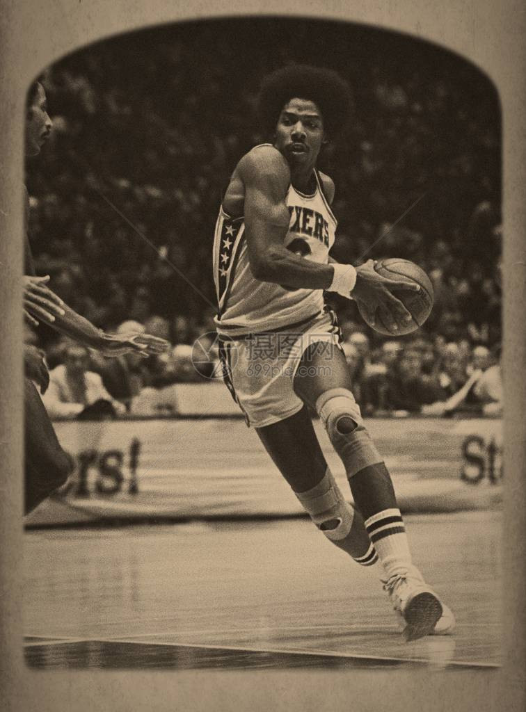 来自费城76人队的朱利叶斯欧文名人堂球员在常规NBA比赛中的比赛动作朱利叶斯欧文图片