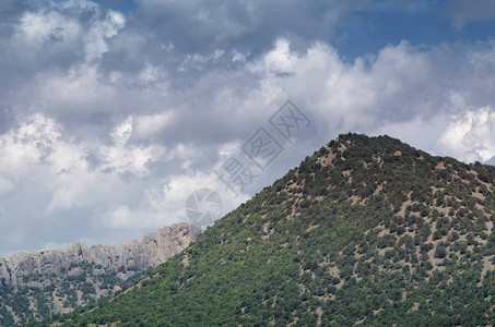 山上美丽的天空克里米亚山谷的山脉景观图片