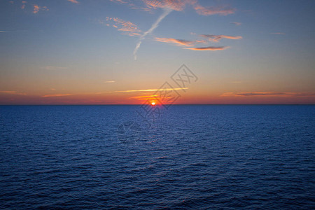海面日落自然景观蓝色的海洋和蓝图片