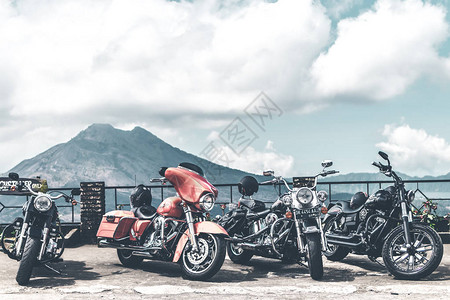 2018年8月12日在巴图尔火山附近停泊的HarleyDavid图片